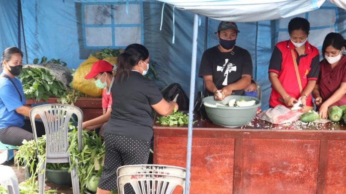 Suasana dapur umum yang melayani kebutuhan pangan para pengungsi terdampak banjir bandang di Lewoleba Lembata, Nusa Tenggara Timur