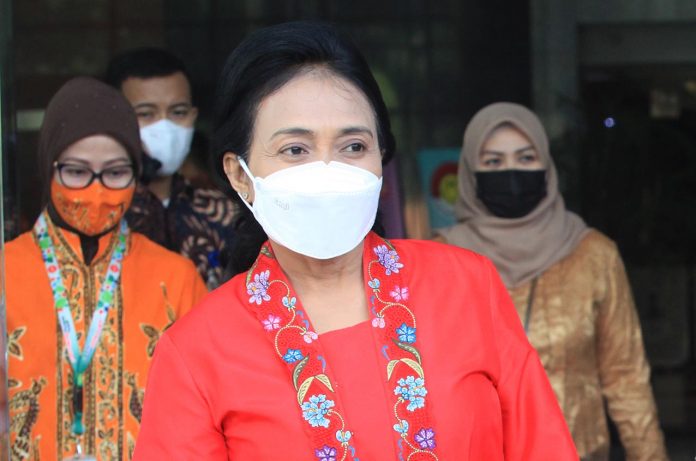 Wakil Ketua KPK Lili Pintauli Siregar (kanan) mengantar Menteri Pemberdayaan Perempuan dan Perlindungan Anak (PPPA) Gusti Ayu Bintang Darmawati (kiri) usai melakukan penandatangan nota kesepahaman tentang penguatan upaya pemberantasan tindak pidana korups