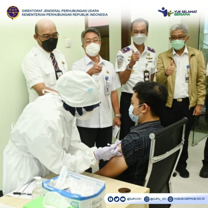 Kemenhub gelar vaksinasi awak penerbangan (Foto Kemkominfo)