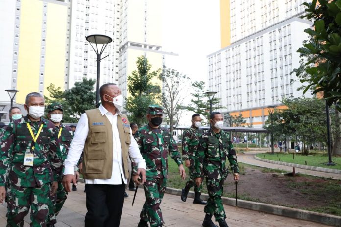 Kepala BNPB Letjen TNI Ganip Warsito meninjau kesiapan fasilitas yang dimiliki Rumah Sakit Darurat Covid-19 Wisma Atlet