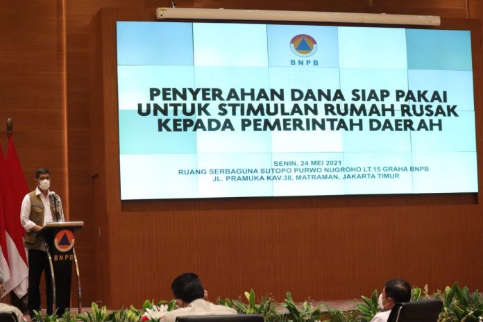 Kepala Badan Nasional Penanggulangan Bencana Letjen TNI Dr. (H.C) Doni Monardo menyerahkan Dana Siap Pakai untuk stimulan rumah rusak kepada pemerintah daerah