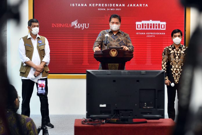 Ketua KPCPEN Airlangga Hartarto, Ketua Satgas Penanganan COVID-19 Doni Monardo dan Wamenkes Dante Saksono Harbuwono