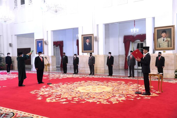 Presiden Joko Widodo melantik Ganip Warsito sebagai Kepala Badan Nasional Penanggulangan Bencana (BNPB) di Istana Negara