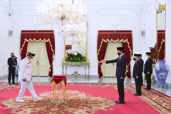 Presiden Joko Widodo melantik dan mengambil sumpah Sugianto Sabran dan Edy Pratowo di Istana Negara, masing-masing sebagai Gubernur dan Wakil Gubernur Kalimantan Tengah masa jabatan tahun 2021-2024