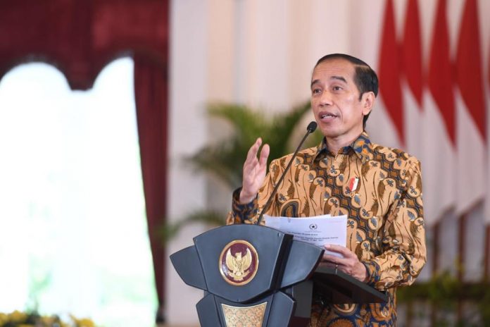 Presiden Joko Widodo memberikan pengarahan secara virtual kepada kepala daerah se-Indonesia dari Istana Negara
