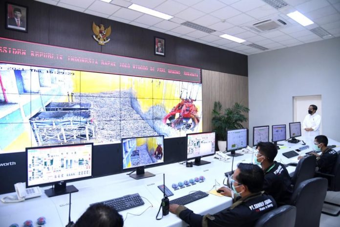 Presiden Joko Widodo meninjau dan meresmikan fasilitas Pengolahan Sampah menjadi Energi Listrik yang berada di Tempat Pembuangan Akhir Benowo, Kota Surabaya, Provinsi Jawa Timur