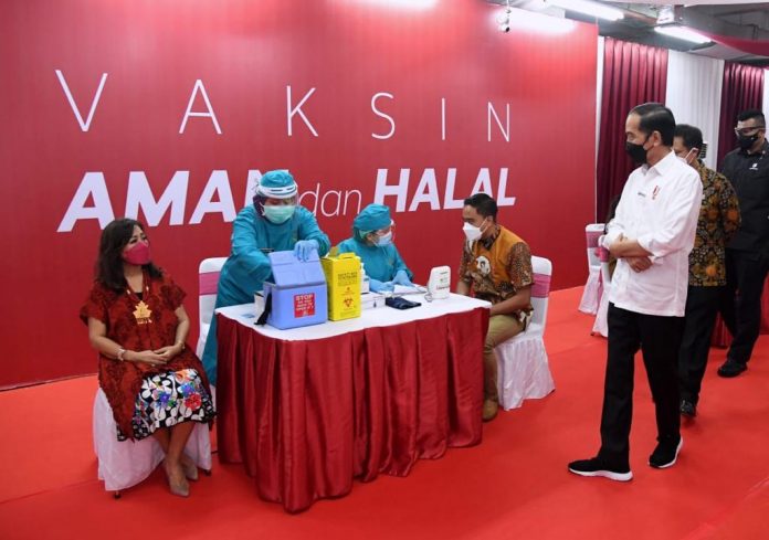 Presiden Joko Widodo meninjau vaksinasi massal bagi para pelaku usaha di Thamrin City, Jakarta