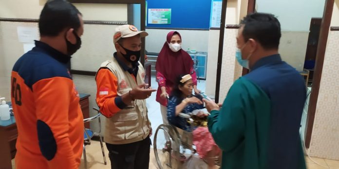Tim Reaksi Cepat BPBD Prov. Jatim memberikan bantuan berupa sembako, lauk pauk dan terpal