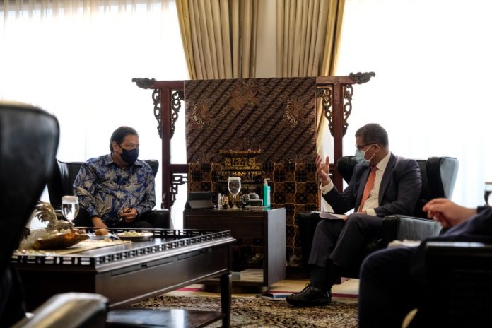 Airlangga Hartarto bertemu dengan President Designate of the United Kingdom untuk COP26, Alok Sharma, Selasa 1 Juno 2021 (Foto Humas Ekon).