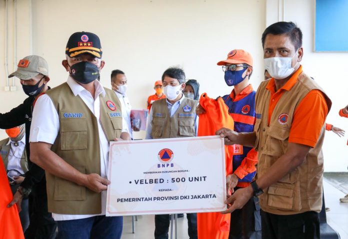 Kepala Badan Nasional Penanggulangan Bencana selaku Ketua Satuan Tugas Penanganan Covid-19 Letjen TNI Ganip Warsito S.E., M.M., memberikan bantuan logistik berupa 500 unit velbed