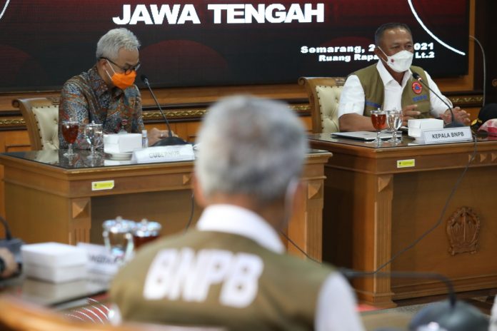 Ketua BNPB sekaligus Ketua Satgas Penanganan Covid-19 Letjen TNI Ganip Warsito didampingi Gubernur Jawa Tengah, Ganjar Pranowo