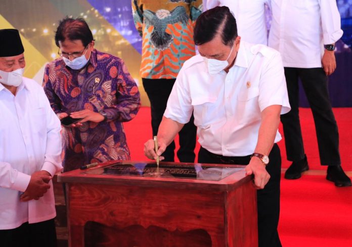 Menko Marves Luhut B Panjaitan meresmikan operasi produksi fasilitas High Pressure Acid Leaching (HPAL) di Pulau Obi, Halmahera Selatan, Maluku Utara