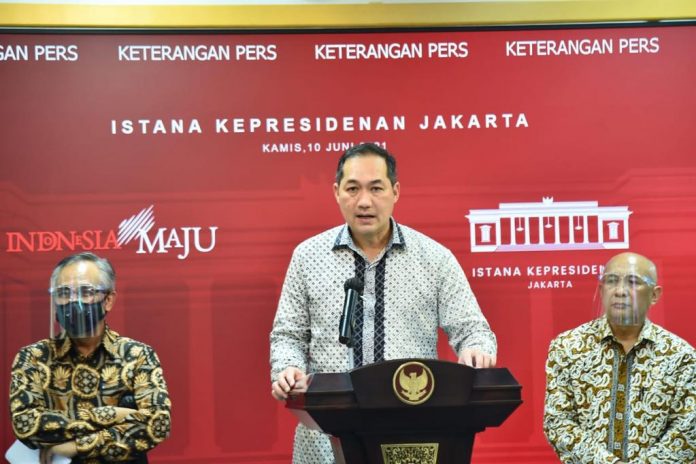 Menteri Perdagangan Muhammad Lutfi memberi keterangan pers bersama Menteri Koperasi dan UKM Teten Masduki serta Ketua Dewan Komisioner Otoritas Jasa Keuangan Wimboh Santoso