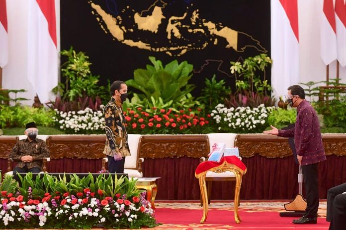 Presiden Joko Widodo menerima LHP LKPP Tahun 2020 dari Ketua BPK di Istana Negara