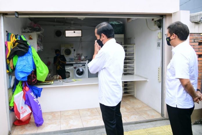 Presiden Joko Widodo meninjau langsung pelaksanaan pemberlakuan pembatasan kegiatan masyarakat skala mikro di RW 01, Kelurahan Rawasari, Kecamatan Cempaka Putih, Jakarta Pusat.