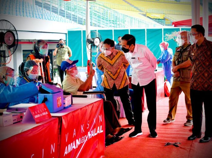 Presiden Joko Widodo meninjau langsung vaksinasi massal Covid-19 di Stadion Patriot Candrabhaga, Kota Bekasi, Jawa Barat