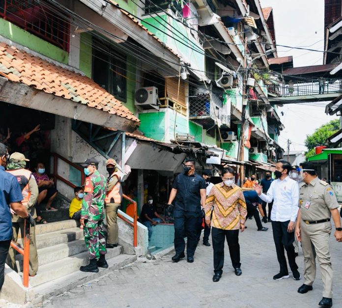 Presiden Joko Widodo meninjau penyuntikan dosis vaksin Covid-19 di Komplek Rusun Tanah Tinggi, Kecamatan Johar Baru, Jakarta Pusat