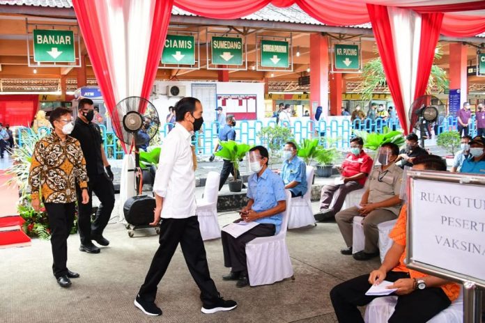 Presiden Joko Widodo meninjau vaksinasi Covid-19 massal di Terminal Bus Kampung Rambutan, Jakarta