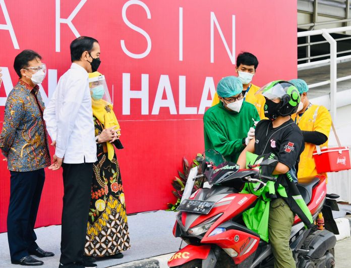 Presiden Jokowi melakukan peninjauan vaksinasi massal COVID-19 di RSUI Depok, Jabar, Rabu (09 Juni 2021) (Foto BPMI Setpres)