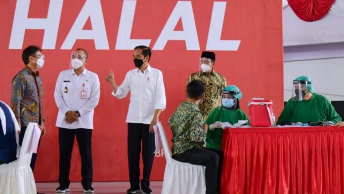 Presiden Jokowi saat meninjau pelaksanaan vaksinasi massal di Indoor Stadium, Sport Center Kelapa Dua, Kabupaten Tangerang, Banten, Rabu 9 Juni 2021 (Foto BPMI Setpres)