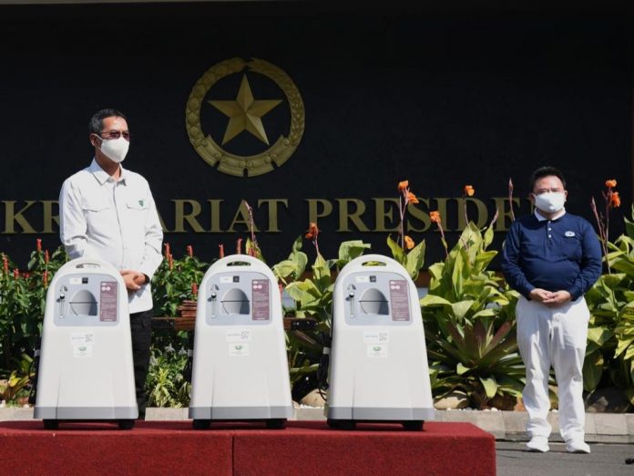 Kepala Sekretariat Presiden Heru Budi Hartono menerima dukungan oksigen konsentrator
