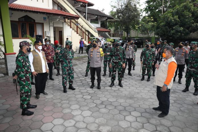 Ketua Satgas Penanganan Covid-19 Letjen TNI Ganip Warsito bersama Panglima TNI Marsekal Hadi Tjanjanto