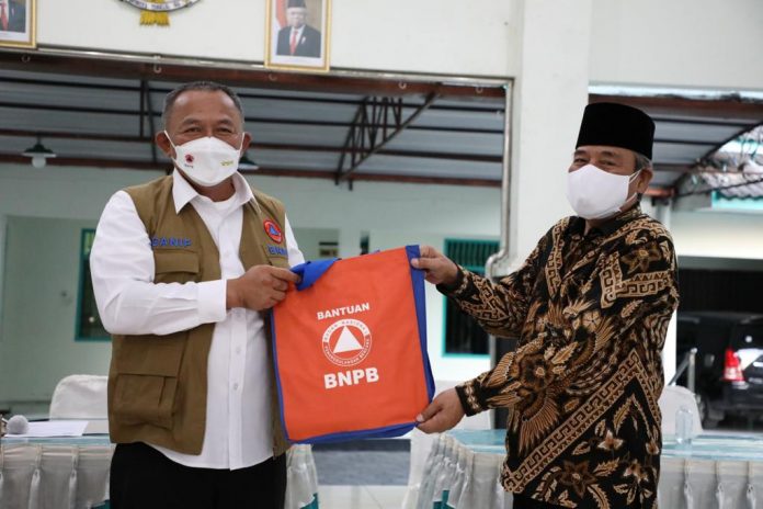 Ketua Satgas Penanganan Covid-19 Letjen TNI Ganip Warsito memberikan bantuan untuk mendukung pelaksanaan program PPKM Mikro di Kelurahan Maguwoharjo, Sleman, DI Yogyakarta, Selasa, 27 Juli 2021