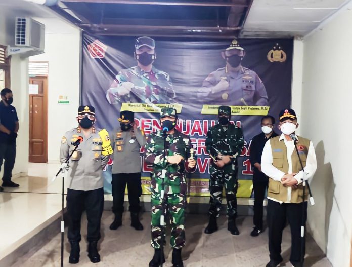 Ketua Satuan Tugas Penanganan Pandemi Covid-19 Letjen TNI Ganip Warsito meninjau tempat isolasi mandiri terpusat di RS Lapangan Bambanglipuro, Bantul, Yogyakarta