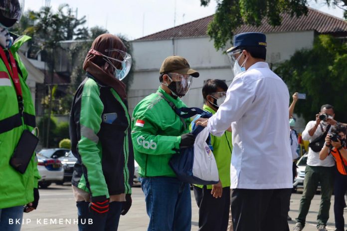 Menteri Perhubungan (Menhub) Budi Karya Sumadi, membagikan paket sembako kepada sejumlah pengemudi transportasi umum baik ojek online, angkot, dan bus AKAP, serta angkutan lainnya di Bogor (Foto Kemenhub)