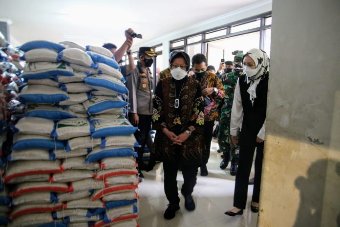 Menteri Sosial Tri Rismaharini memastikan saluran distribusi bantuan bagi masyarakat terdampak pandemi terlayani dengan baik di Kabupaten Purwakarta, Jawa Barat