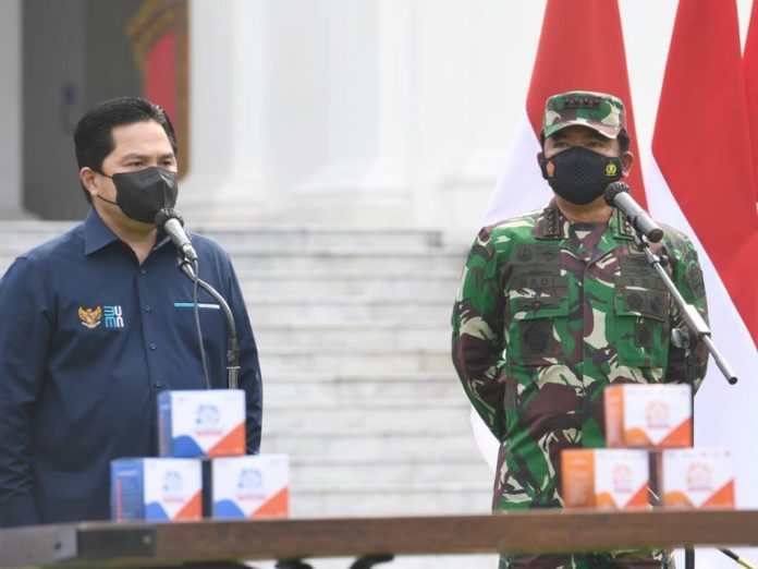 Panglima TNI Marsekal Hadi Tjahjanto dan Menteri BUMN Erick Thohir saat peluncuran paket obat isoman bagi Rakyat di Halaman Depan Istana Merdeka