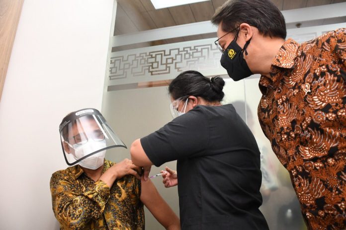 Penyuntikan vaksin booster untuk tenaga kesehatan (nakes) dengan menggunakan vaksin Moderna (Foto Humas Kemenkes)