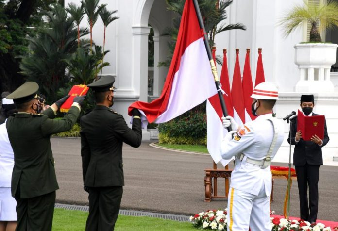 Presiden Joko Widodo bertindak sebagai inspektur upacara dalam Prasetya Perwira TNI-Polri Tahun 2021 yang digelar di halaman Istana Merdeka, Jakarta, pada Selasa, 13 Juli 2021