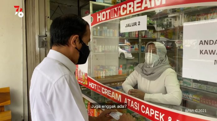 Presiden Joko Widodo cek ketersediaan obat di Apotek Bogor