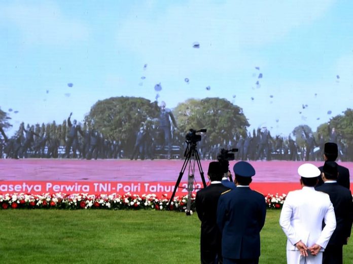 Presiden Joko Widodo melantik dan mengambil sumpah para calon perwira remaja yang berjumlah 700 orang dari matra TNI dan Kepolisian