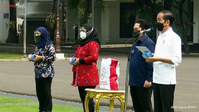 Presiden Joko Widodo meluncurkan 300 ribu paket Obat Isoman untuk Rakyat dari Halaman Depan Istana Merdeka