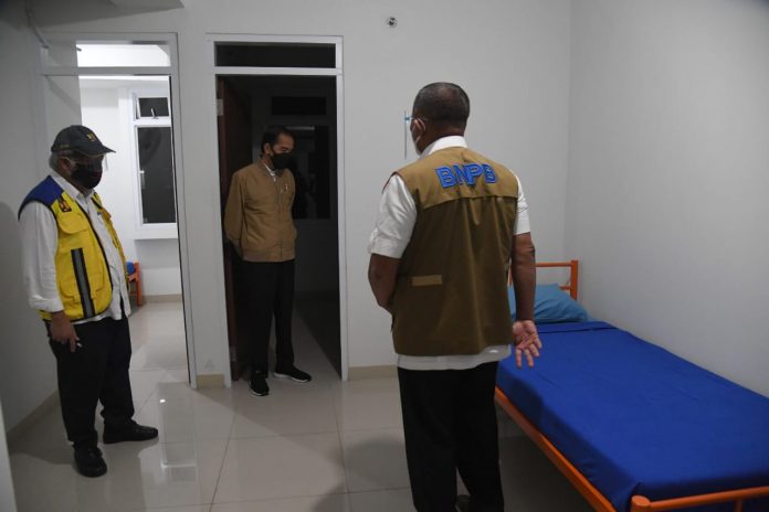 Presiden Joko Widodo mengecek kesiapan Rumah Susun Pasar Rumput untuk isolasi pasien Covid-19