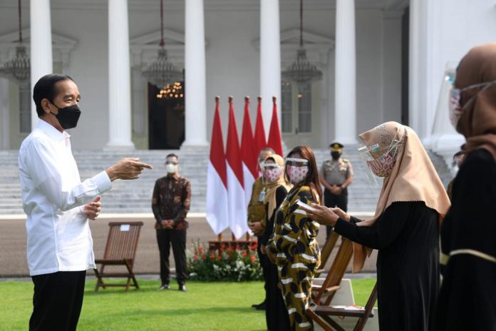 Presiden Joko Widodo menyerahkan Bantuan Presiden Produktif Usaha Mikro sebesar Rp1,2 juta per orang kepada para pelaku usaha mikro di halaman Istana Merdeka