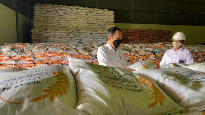 Presiden Joko Widodo pada Rabu pagi, 21 Juli 2021, meninjau langsung Kompleks Pergudangan Badan Urusan Logistik (Bulog) yang terletak di Kelapa Gading, Jakarta Utara.