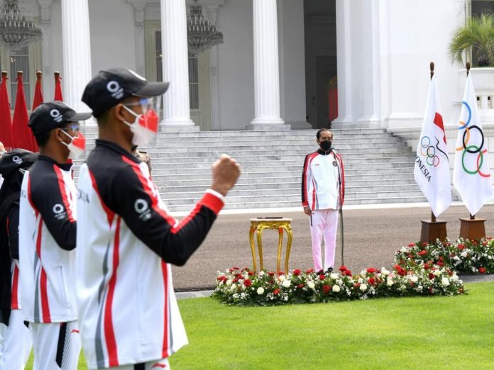 Presiden Joko Widodo secara resmi melepas kontingen Indonesia yang akan berlaga di ajang Olimpiade Tokyo tahun 2021, pada Kamis, 8 Juli 2021 di Halaman Depan Istana Merdeka