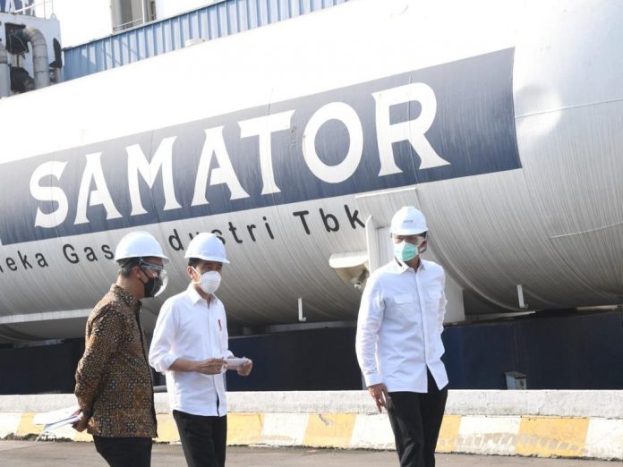 Presiden Jokowi meninjau PT Aneka Gas Industri di kawasan Pulo Gadung, Jakarta Timur bersama Menteri Perindustrian Agus Gumiwang Kartasasmita, Jakarta Timur, pada Jumat, 16 Juli 2021