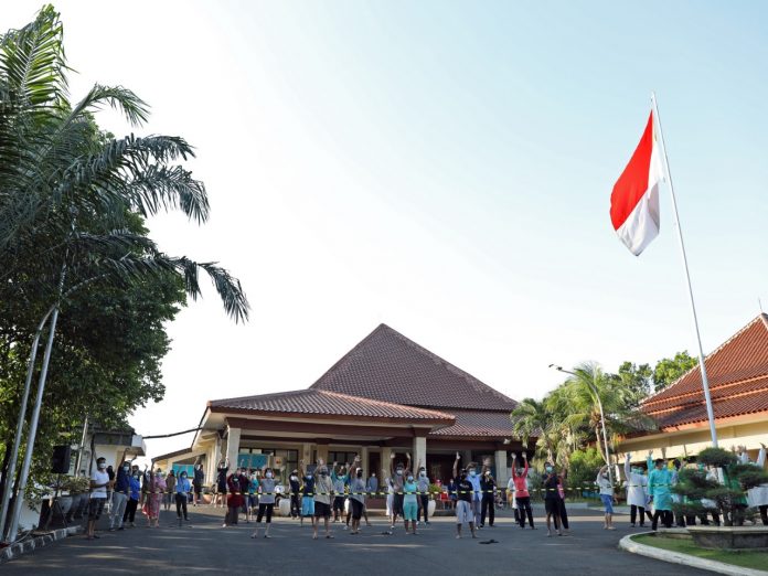 Sejumlah pasien peserta isolasi berolahraga rutin sore hari di tempat isolasi mandiri terpusat Rumah Dinas Wali Kota Semarang, Semarang, Jawa Tengah