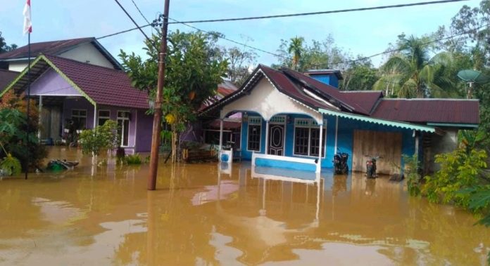 Kondisi rumah warga terdampak banjir yang menggenangi wilayah Kabupaten Kapuas Hulu, Kalimantan Selatan