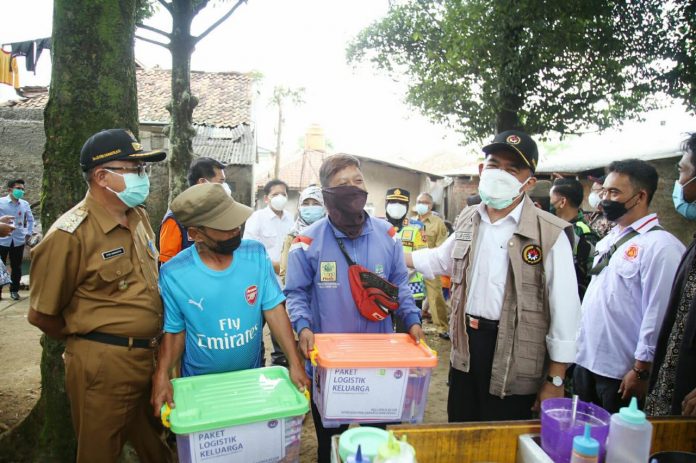 Menteri Koordinator Bidang PMK Muhadjir Effendy mengecek distribusi bantuan sosial di Desa Sukamantri, Kecamatan Cisaat, dan Desa Sukaraja, Kecamatan Sukaraja, Kabupaten Sukabumi, Jawa Barat