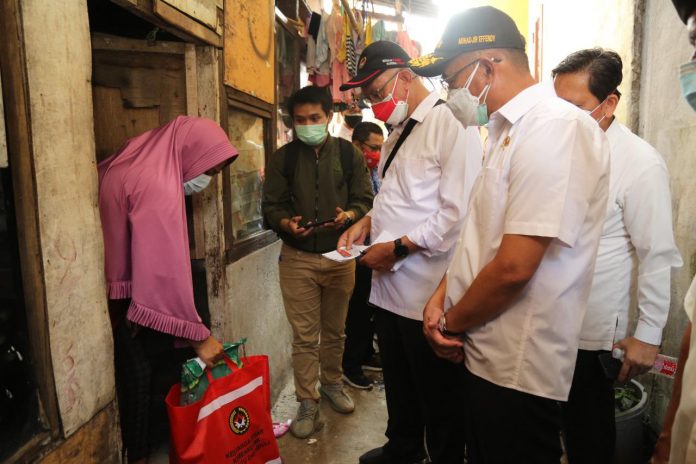 Menteri Koordinator Bidang Pembangunan Manusia dan Kebudayaan Muhadjir Effendy inspeksi mendadak mengecek penyaluran bantuan sosial di Kelurahan Klender, Kecamatan Duren Sawit, Jakarta Timur