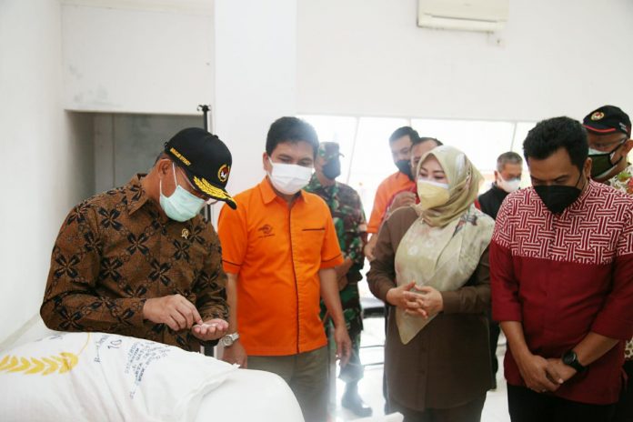 Menteri Koordinator Bidang Pembangunan Manusia dan Kebudayaan Muhadjir Effendy langsung melakukan inspeksi mendadak ke Kantor Pos Pandeglang dan tempat penggilingan gabah di Kabupaten Pandeglang