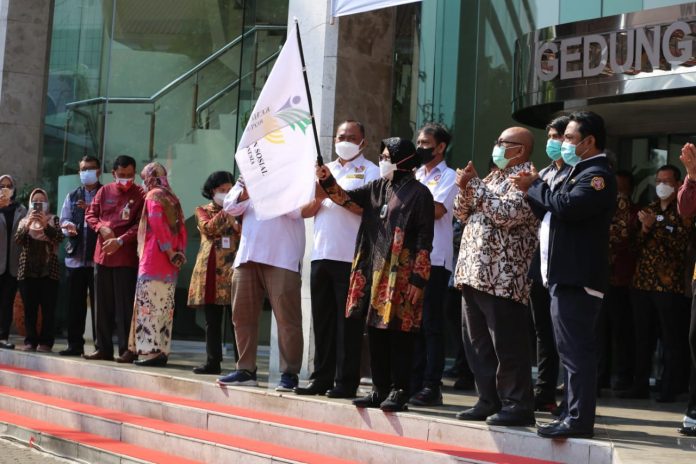 Menteri Sosial Tri Rismaharini meluncurkan bantuan sosial masker dan vitamin untuk masyarakat tidak mampu dan atau terdampak pandemi Covid-19 di depan Gedung Aneka Bhakti