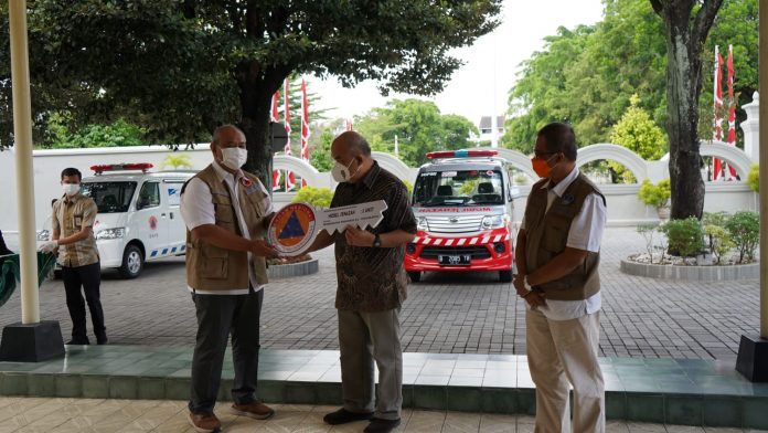Pemerintah Daerah Istimewa Yogyakarta menerima satu unit bantuan ambulans dan satu unit mobil jenazah Covid-19 dari pelaku usaha