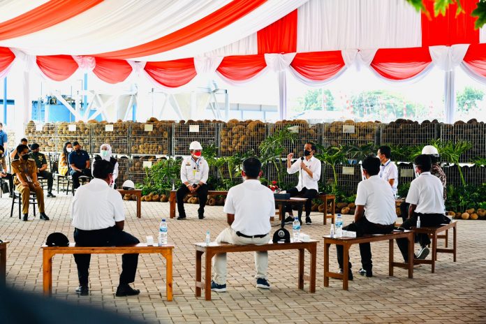 Presiden Joko Widodo berdialog dengan petani porang di Madiun, Jawa Timur