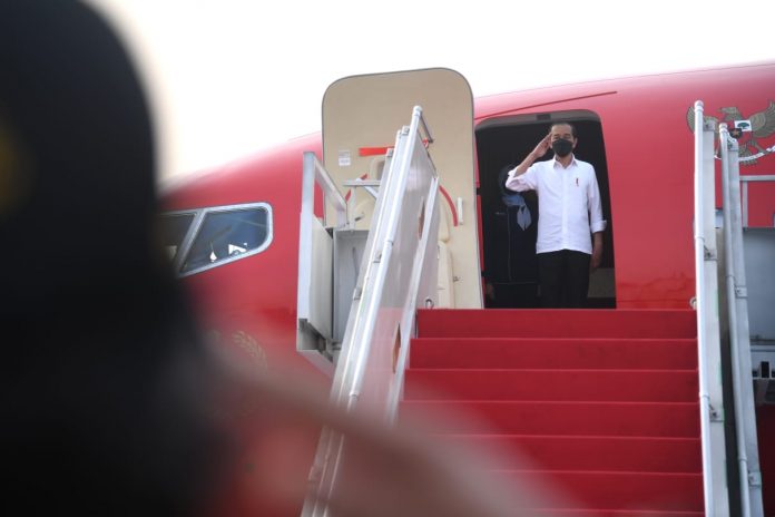 Presiden Joko Widodo melakukan kunjungan kerja ke Kalimantan Timur untuk meninjau vaksinasi pelajar dan meresmikan Tol Balikpapan-Samarinda